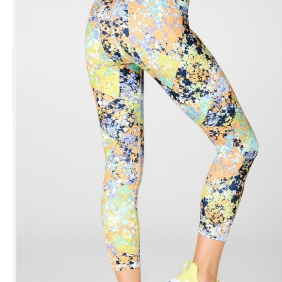 Fabletics Mid Rise Capri, Meridian remix, size Medium - Picture 2 of 9